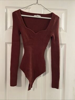 Abercrombie & Fitch Ribbed Sweetheart-Neck Bodysuit in Deep Rust